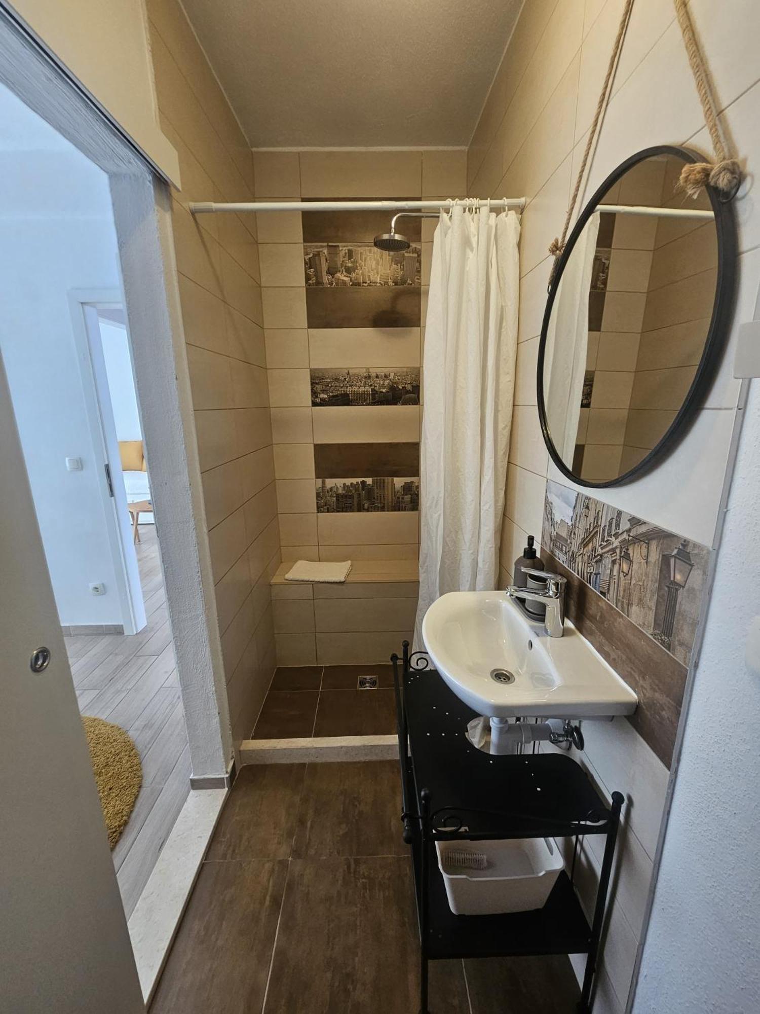 Apartment Tina โตรกีร์ ภายนอก รูปภาพ